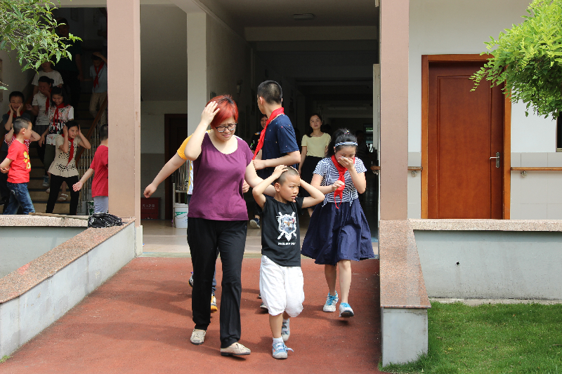 防灾减灾我们在行动青浦区辅读学校举行防灾减灾安全疏散演练