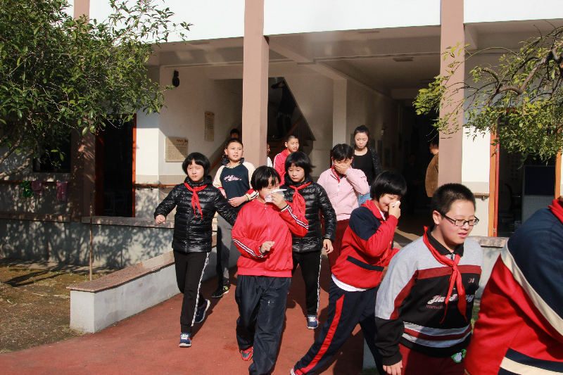 消防安全永记心 ——青浦区辅读学校举行消防疏散演练